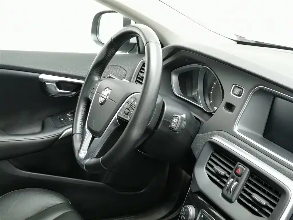 Volvo V40 2018 — фото 22
