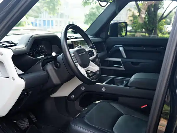 Land Rover Defender 2023