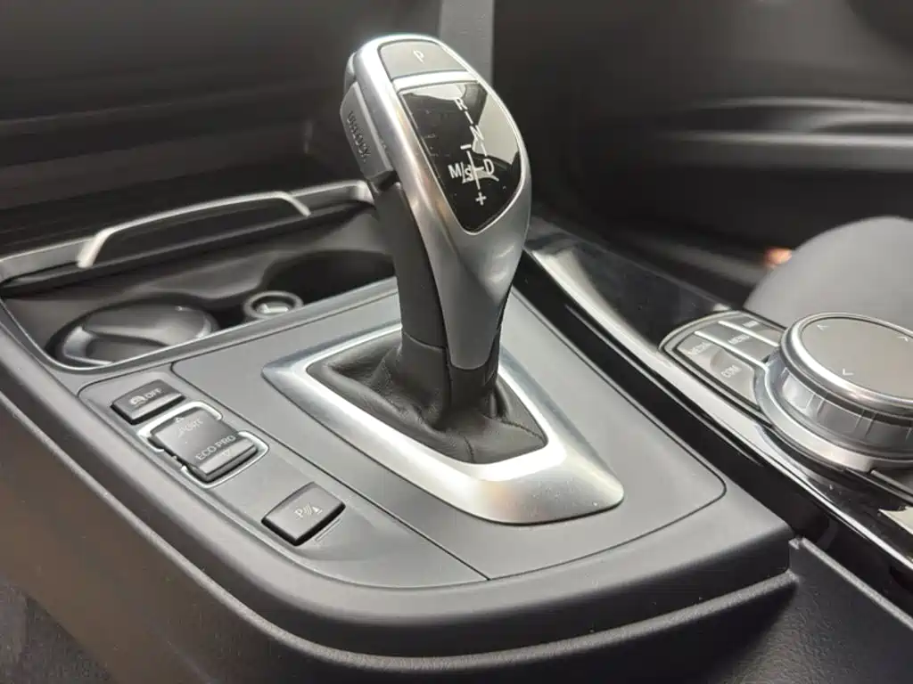 BMW 3 Series 2018 — фото 15