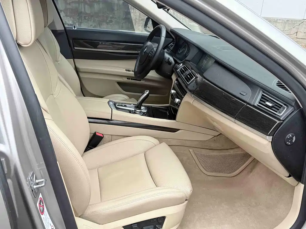 BMW 7 Series 2012 — фото 19