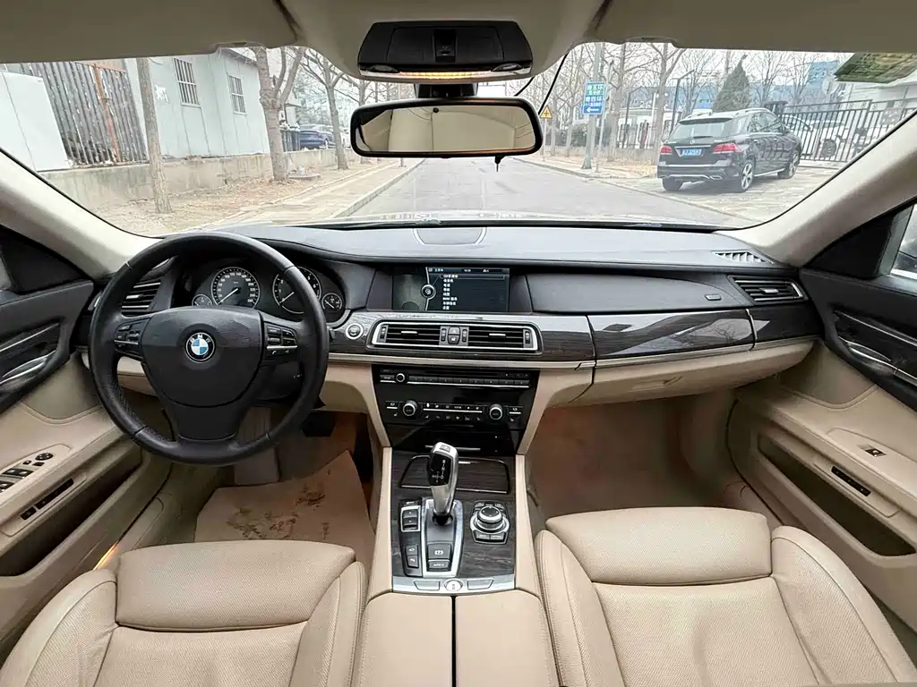 BMW 7 Series 2012 — фото 22
