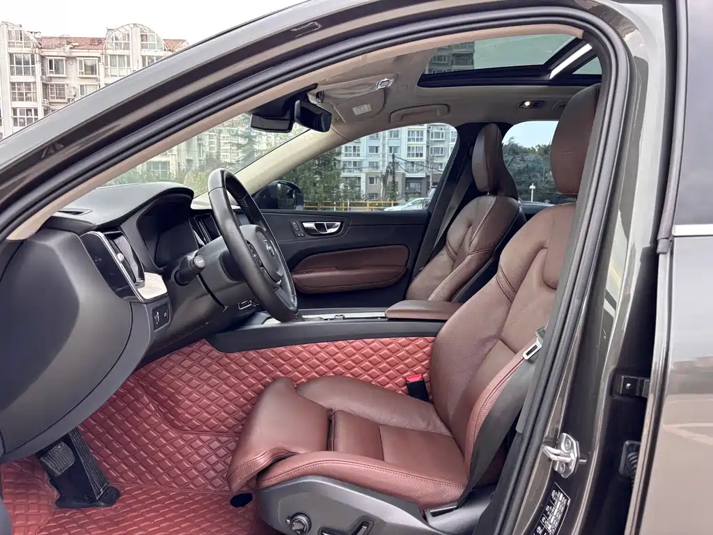 Volvo XC60 2020 — фото 11