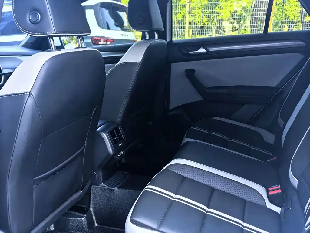 Volkswagen T-Roc 2023 — фото 10