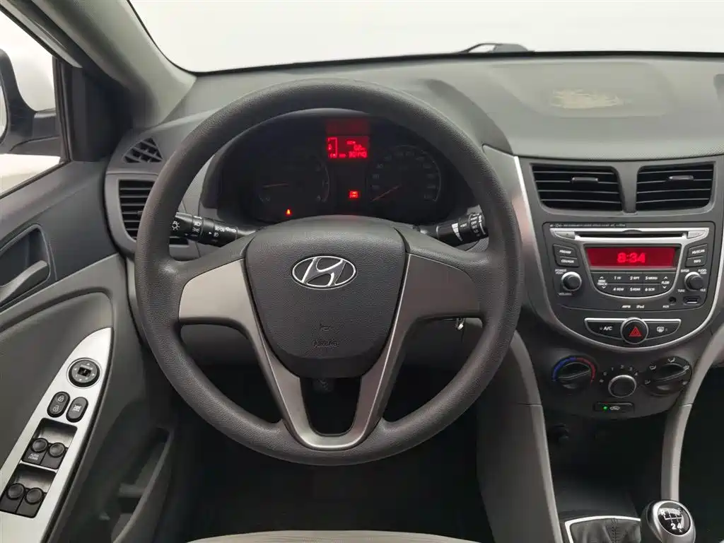 Hyundai Verna 2015 — фото 11