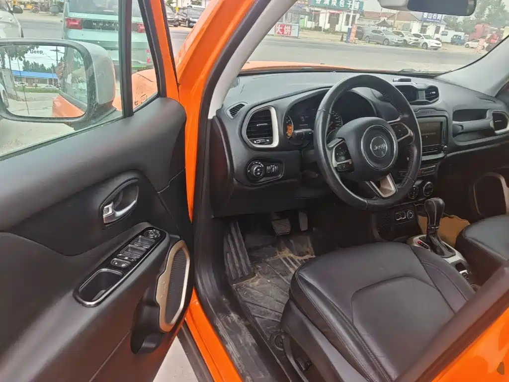 Jeep Renegade 2016 — фото 16
