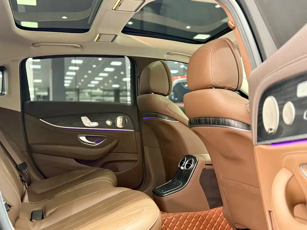 Mercedes-Benz E-Class 2023 — фото 12