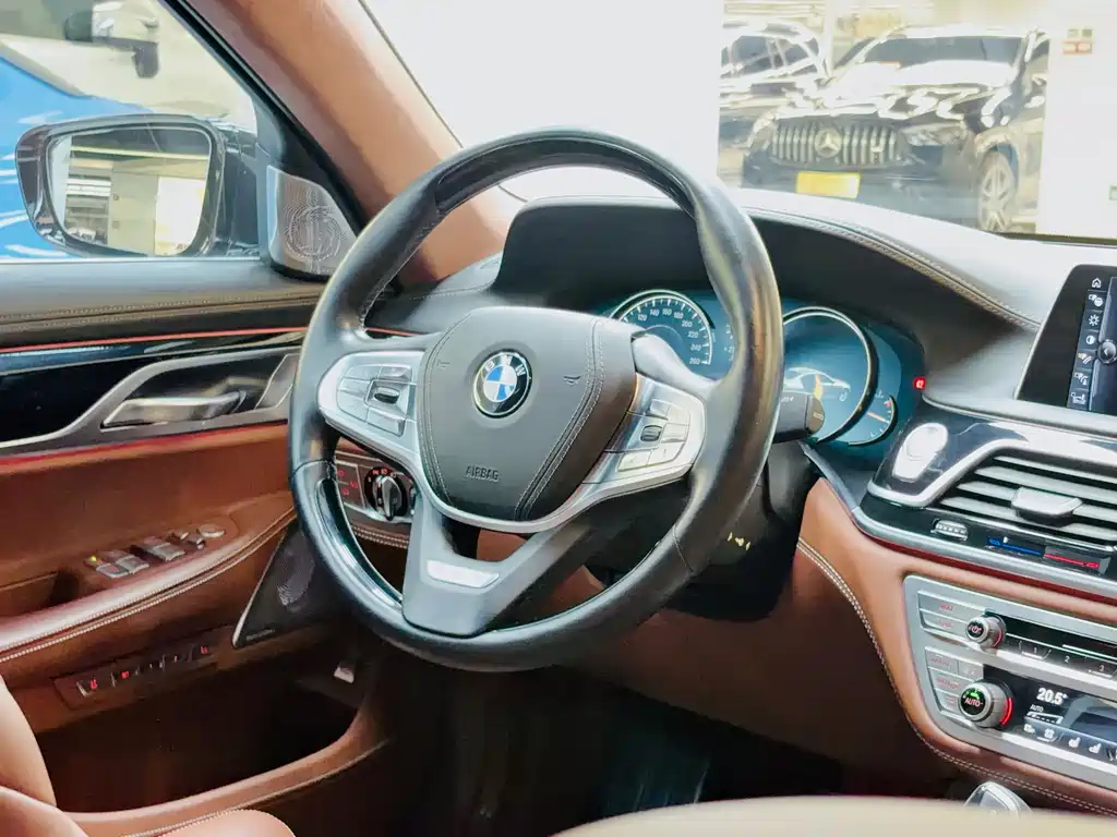 BMW 7 Series 2017 — фото 20