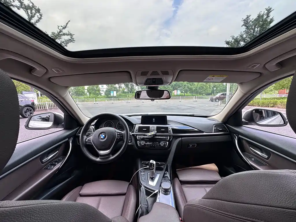 BMW 3 Series 2019 — фото 11