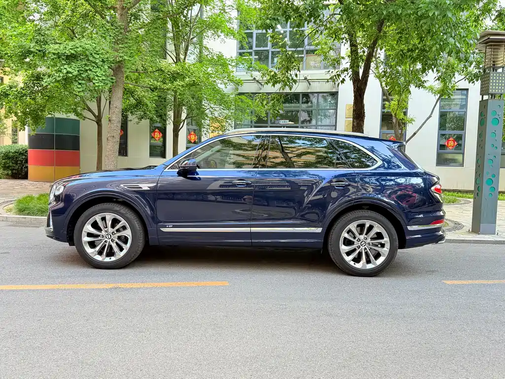 Bentley Bentayga 2023 — фото 3