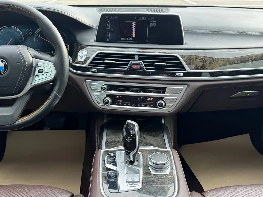 BMW 7 Series 2017 — фото 13