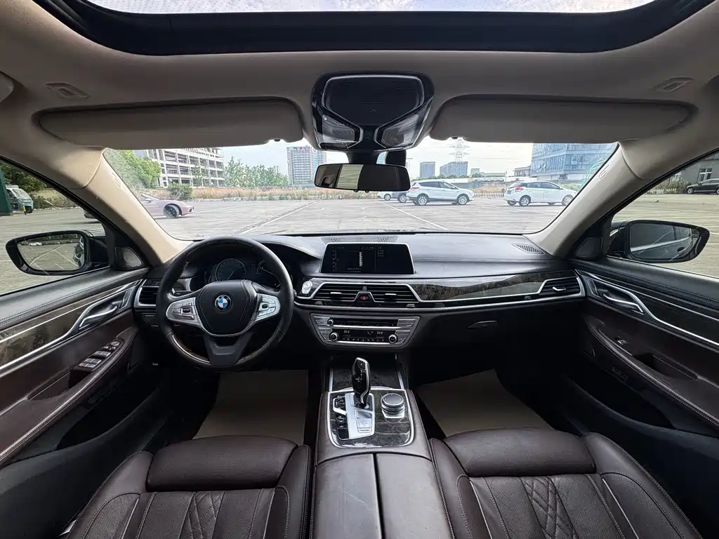 BMW 7 Series 2017 — фото 12
