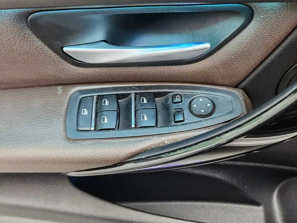 BMW 3 Series 2018 — фото 9