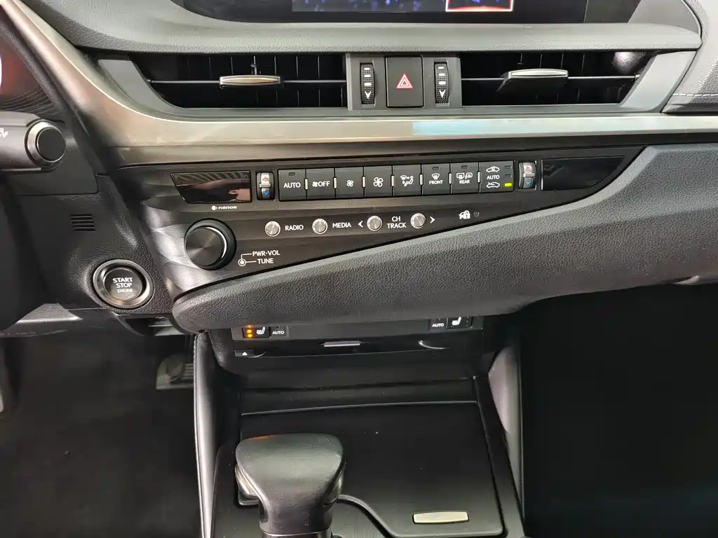 Lexus ES 2019 — фото 13