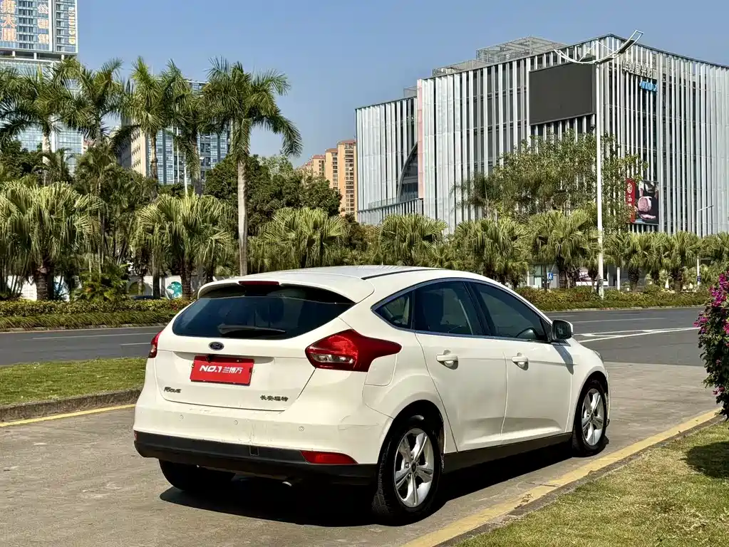 Ford Focus 2015 — фото 10
