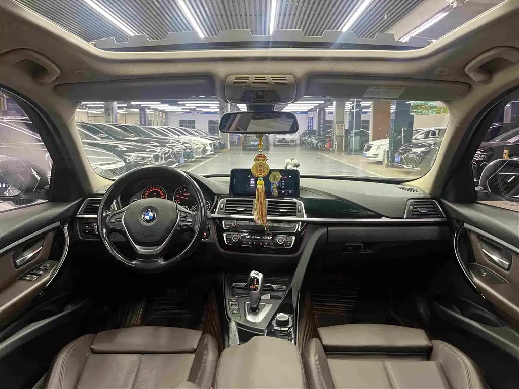 BMW 3 Series 2018 — фото 12