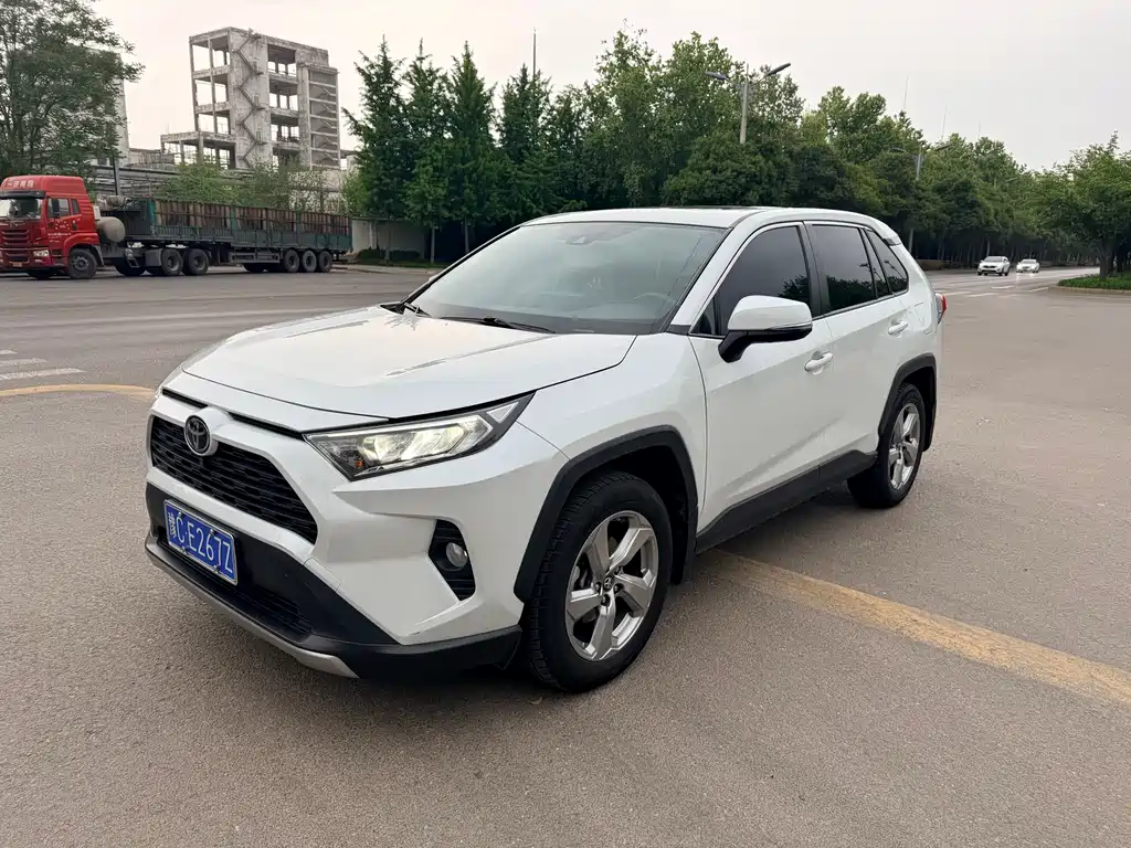 Toyota RAV4 2021 — фото 1