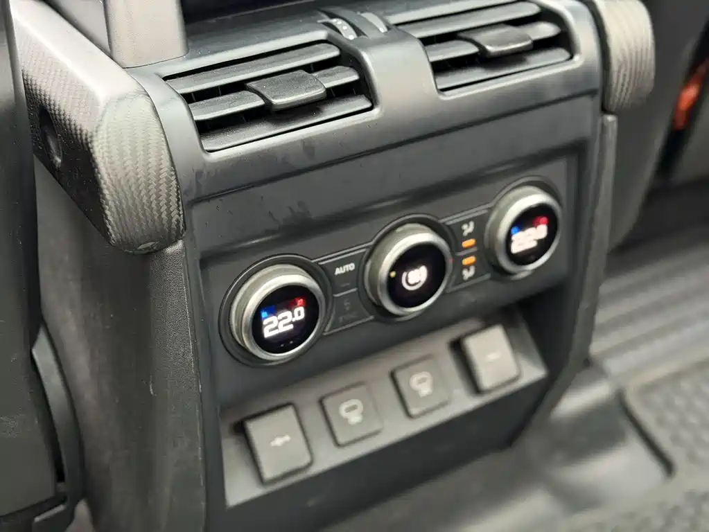 Land Rover Defender 2021 — фото 17