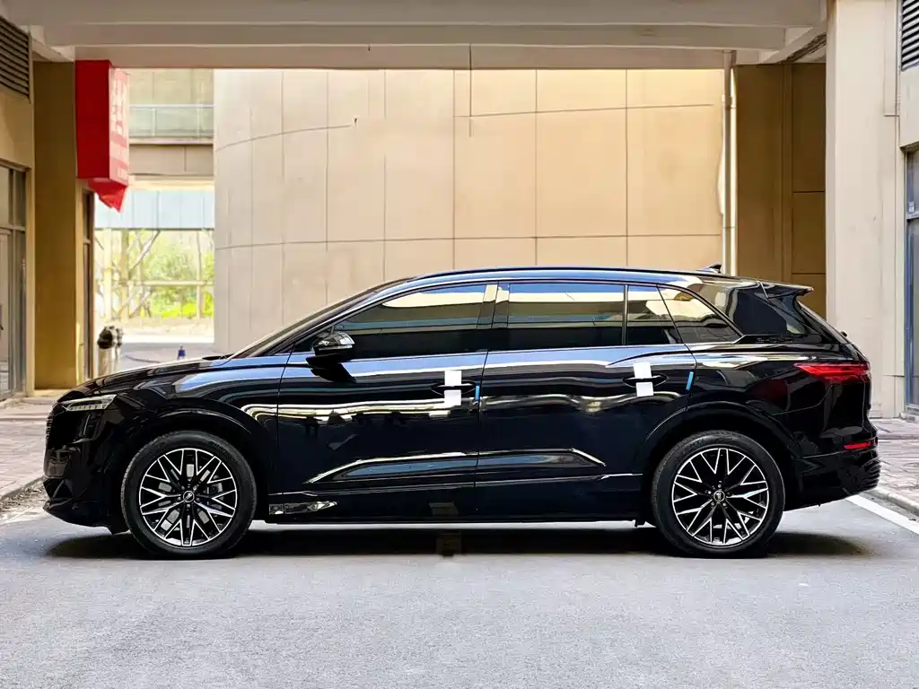 Audi Q5 e-tron 2023 — фото 8