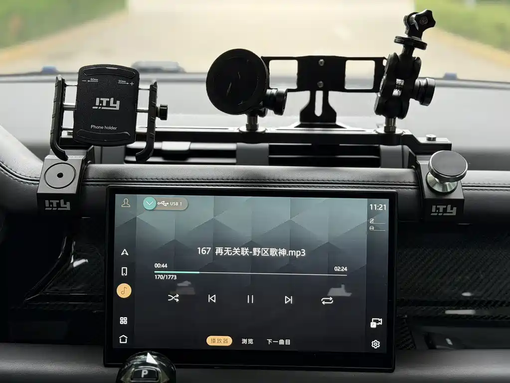 Land Rover Defender 2021 — фото 13