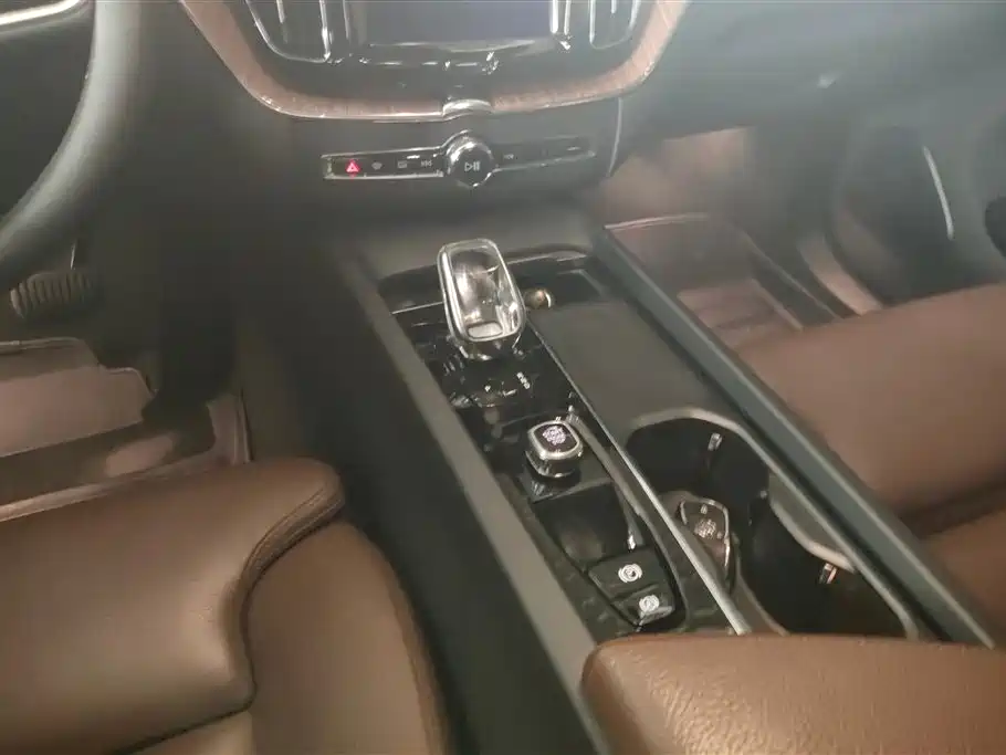 Volvo XC60 2022 — фото 16