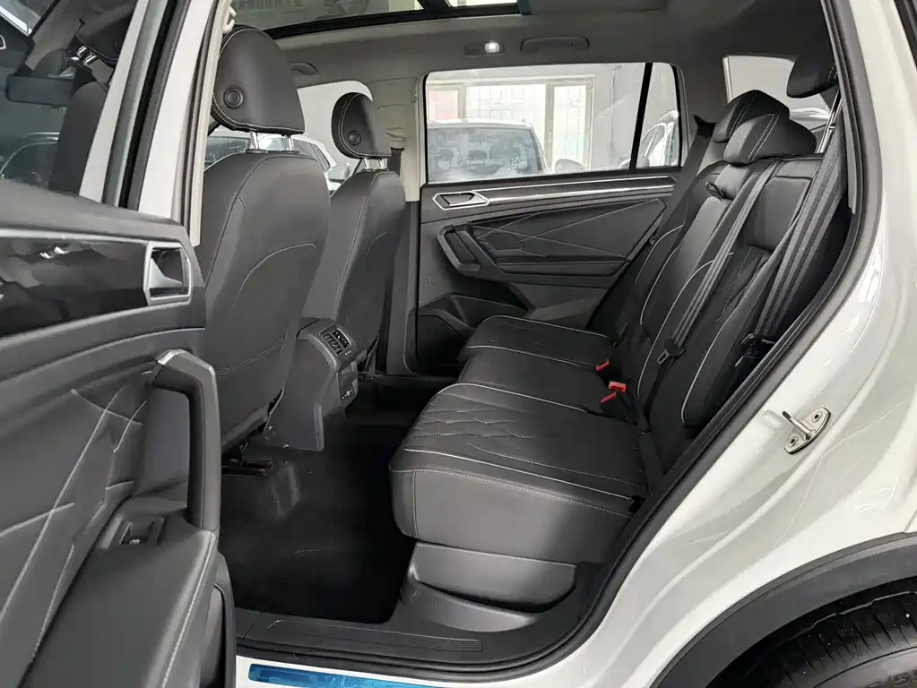 Volkswagen Tiguan L 2023 — фото 8