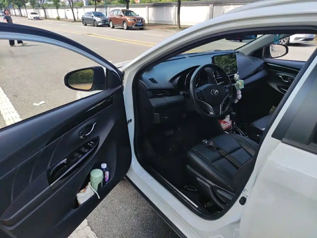 Toyota Yaris L 2023 — фото 12