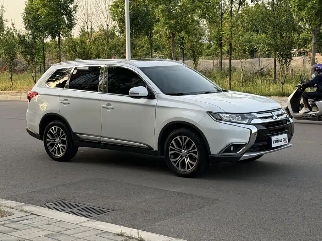 Mitsubishi Outlander 2018 — фото 3