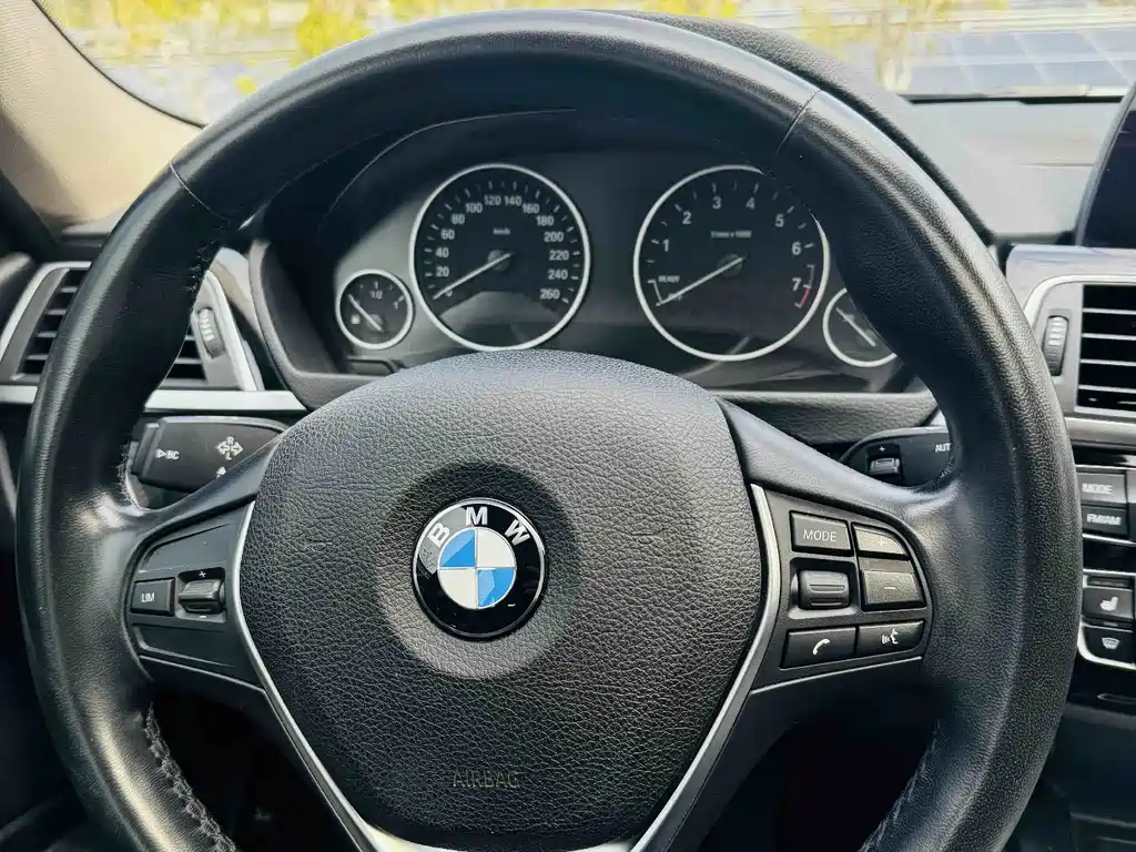 BMW 3 Series 2018 — фото 9
