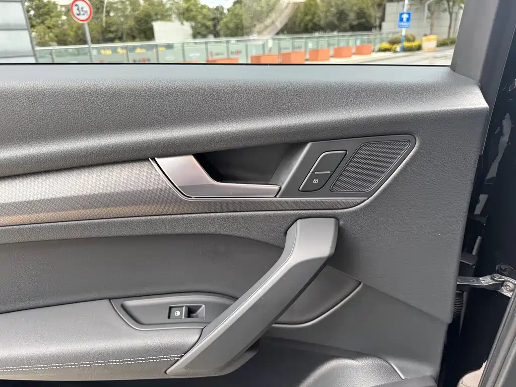 Audi Q5L 2023 — фото 20