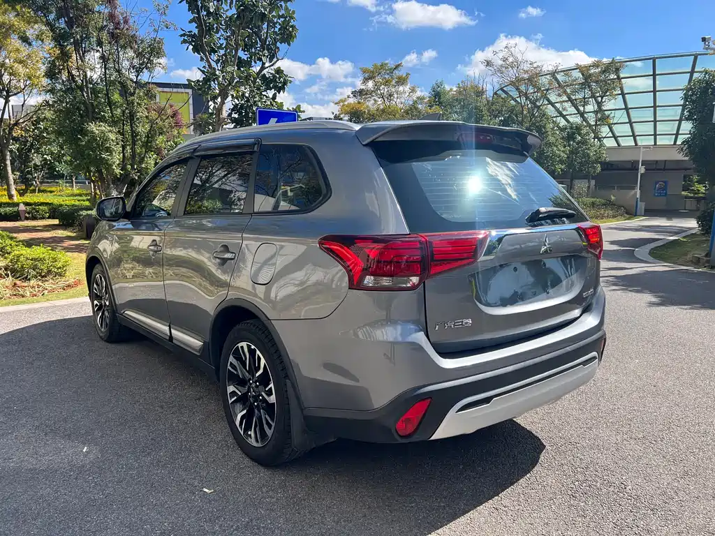 Mitsubishi Outlander 2020 — фото 13