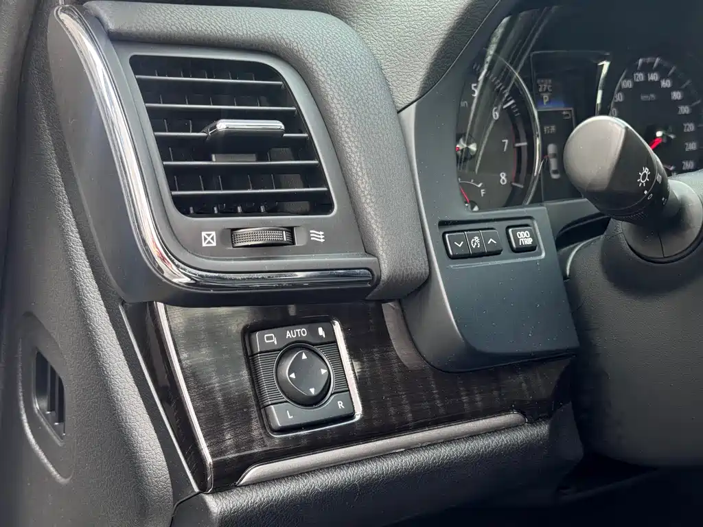 Toyota Crown 2016 — фото 19