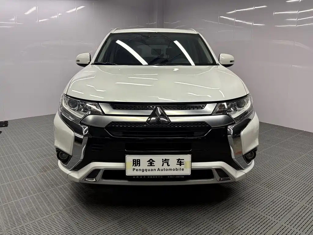 Mitsubishi Outlander 2022 — фото 2