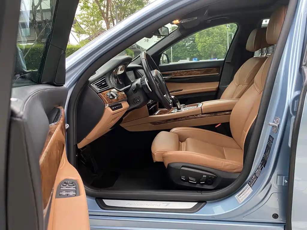 BMW 7 Series 2013 — фото 16
