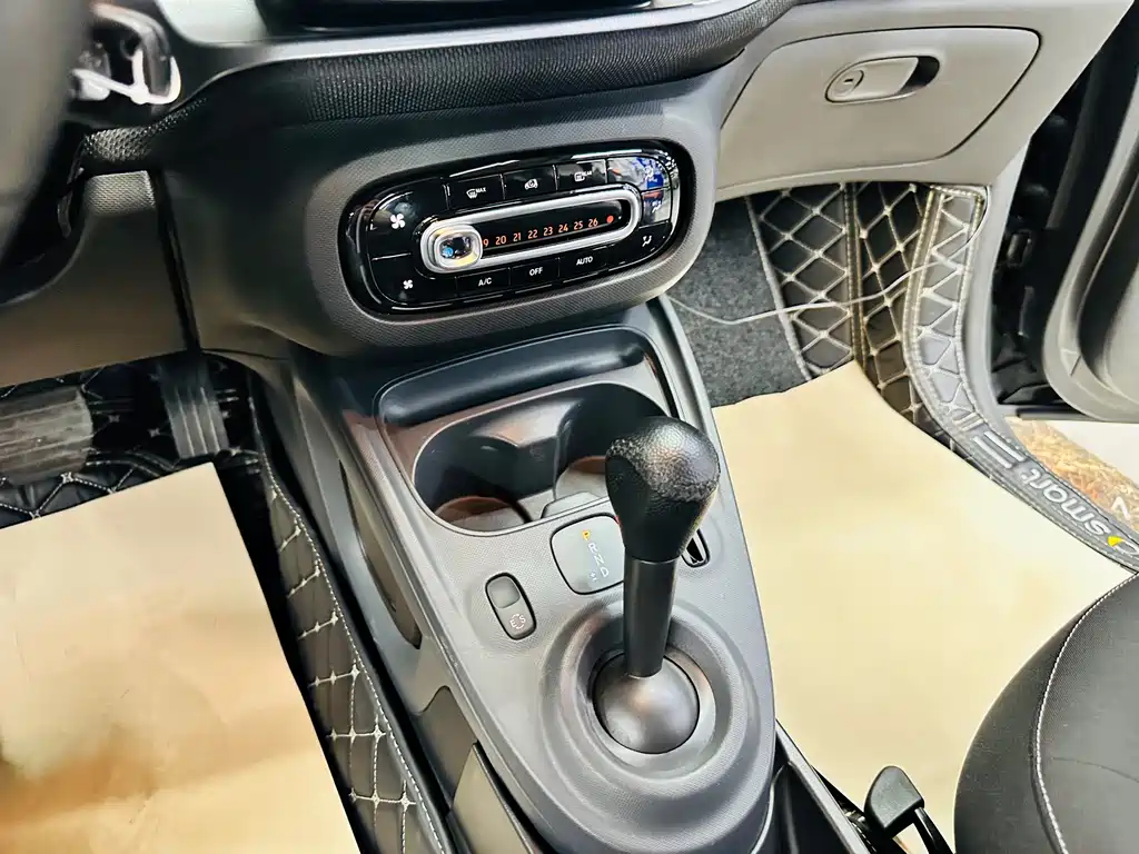 smart Fortwo 2018 — фото 32