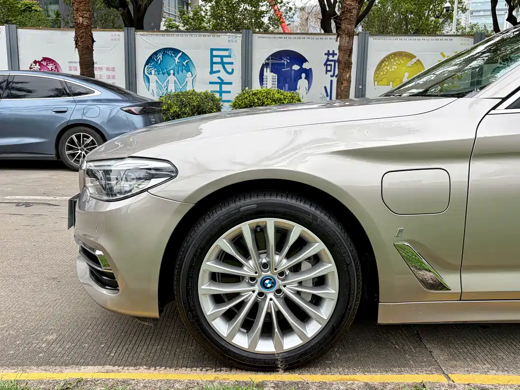 BMW 5 Series New Energy 2019 — фото 25
