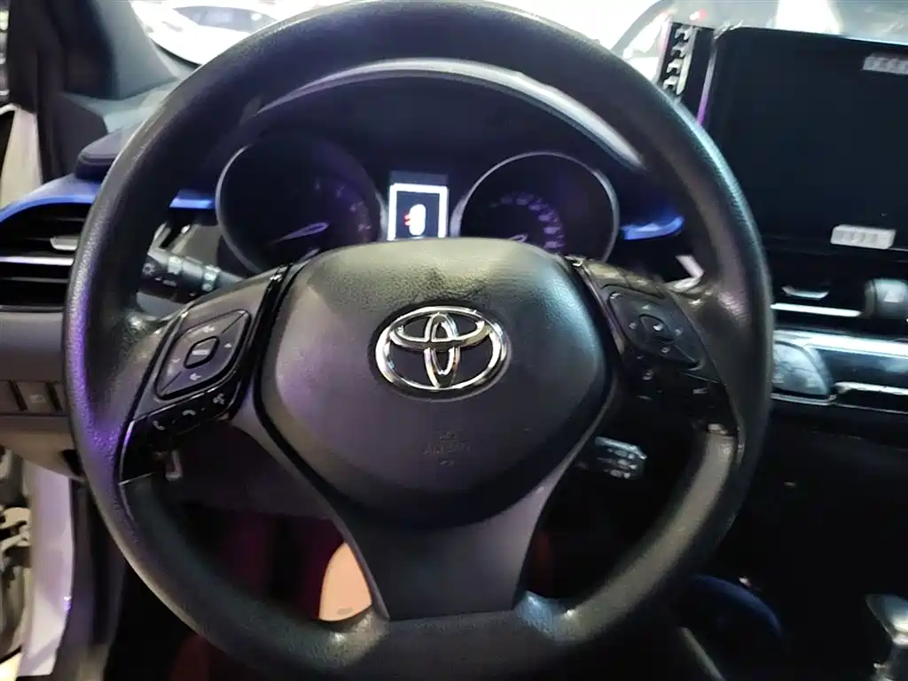 Toyota C-HR 2019 — фото 11