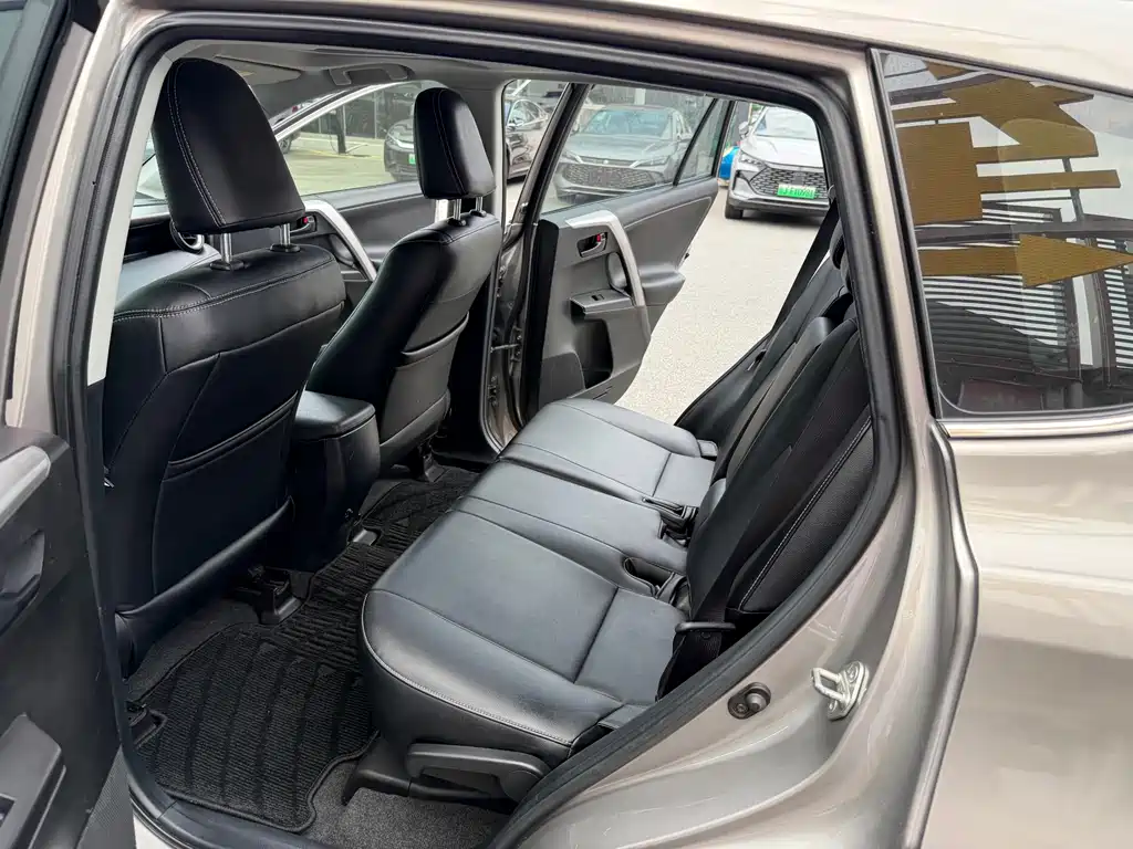 Toyota RAV4 2018 — фото 22