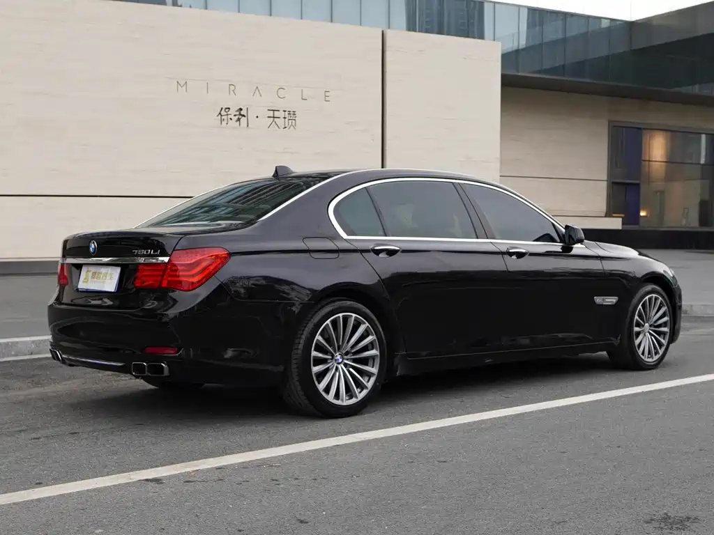 BMW 7 Series 2010 — фото 12