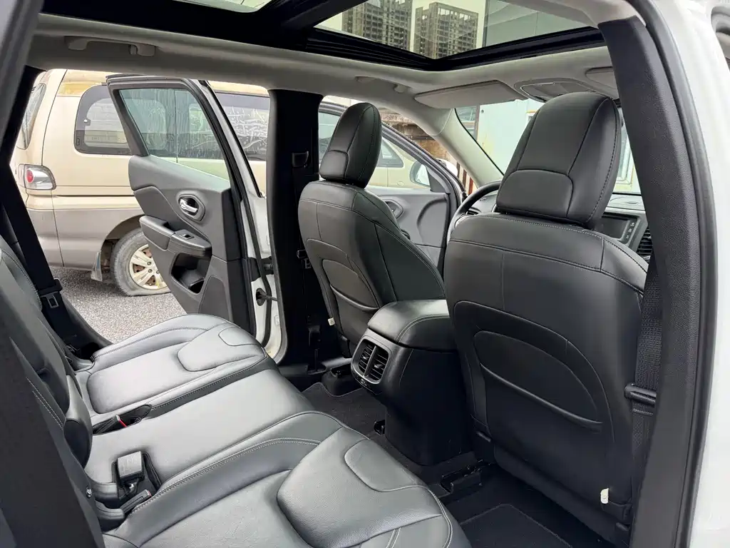 Jeep Cherokee 2018 — фото 10