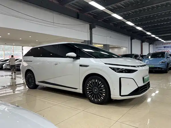 XPeng X9 2025