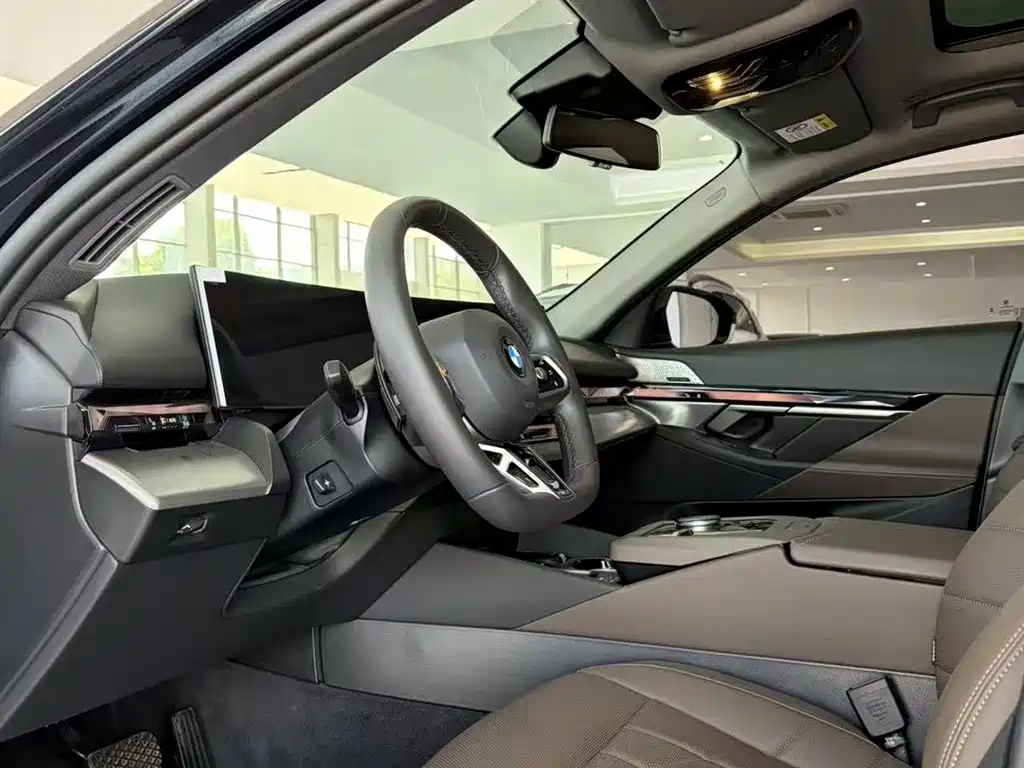 BMW 5 Series 2025 — фото 13