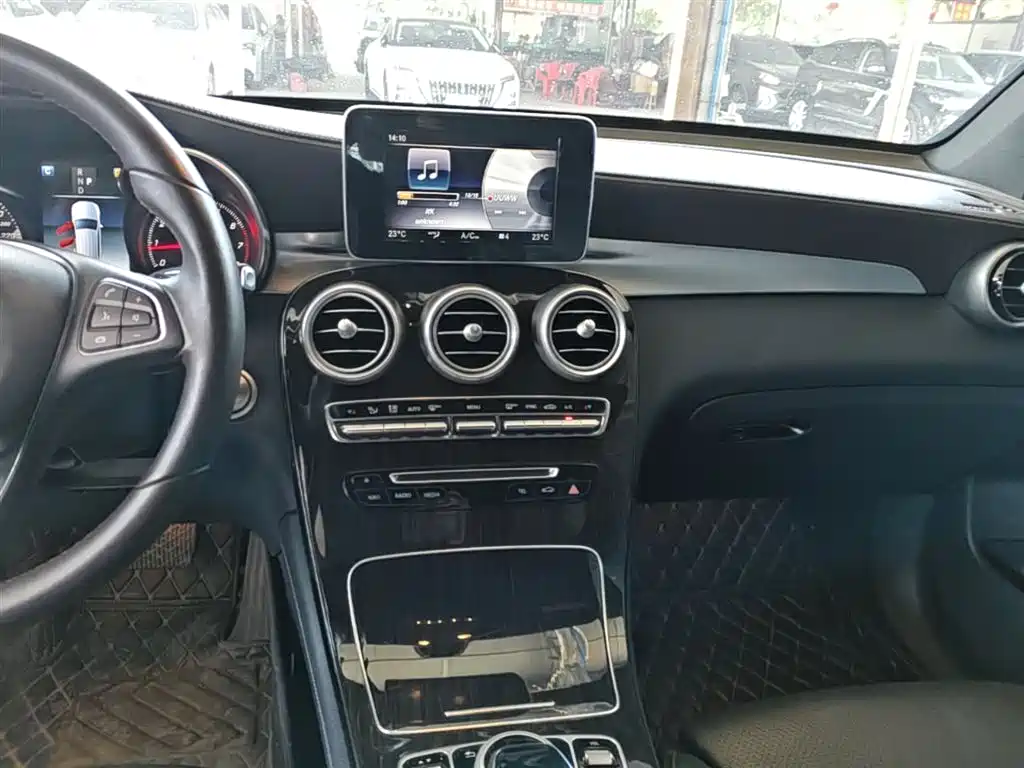 Mercedes-Benz GLC 2018 — фото 13