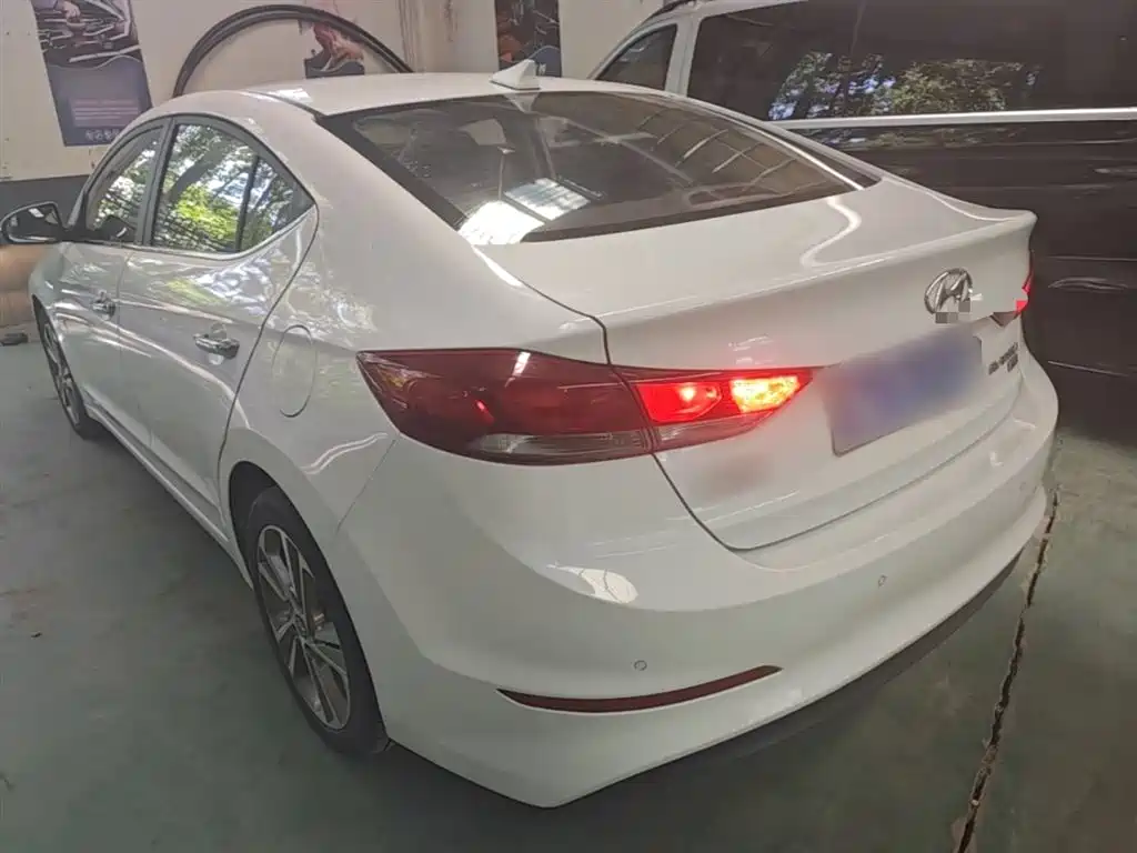 Hyundai Elantra 2018 — фото 5