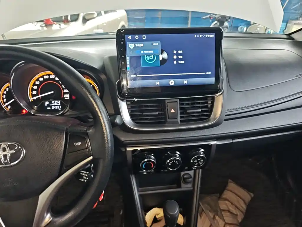 Toyota Yaris L 2023 — фото 13