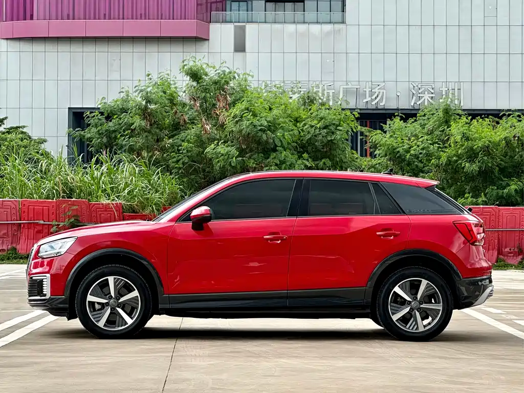 Audi Q2L e-tron 2021 — фото 7