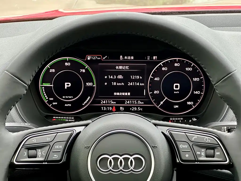Audi Q2L e-tron 2021 — фото 14