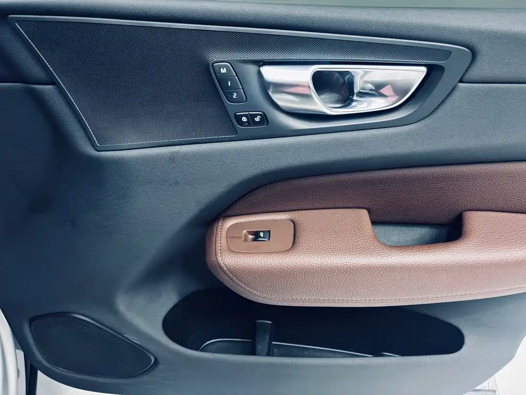 Volvo XC60 2021 — фото 16