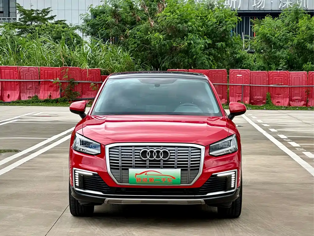 Audi Q2L e-tron 2021 — фото 2