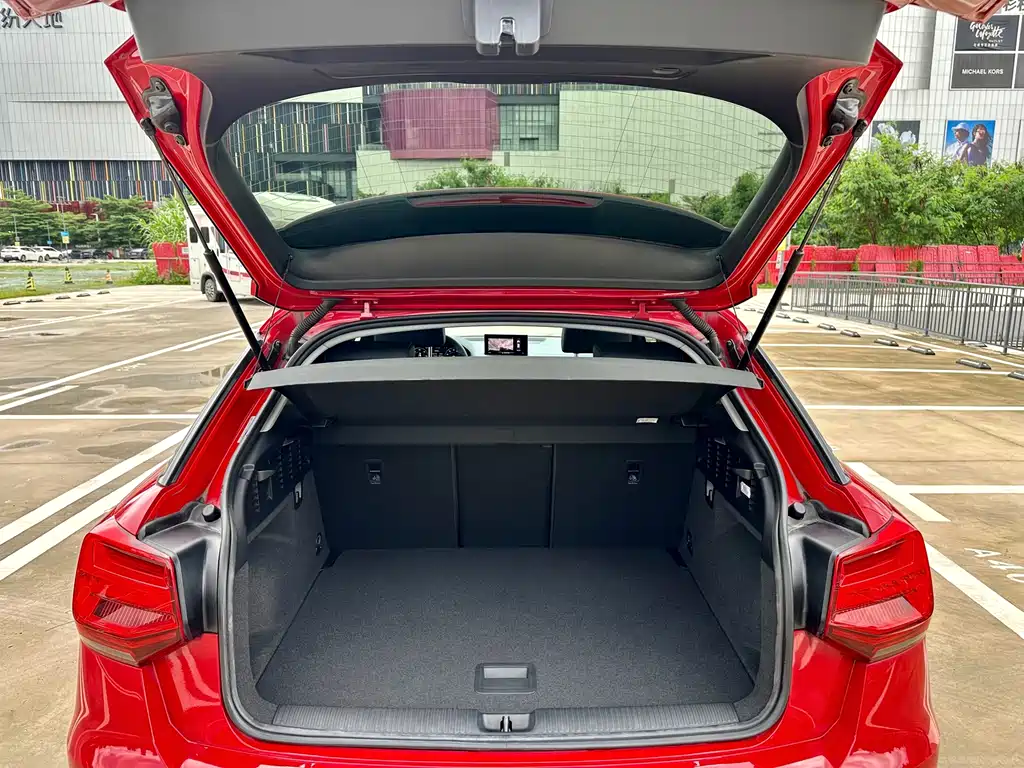 Audi Q2L e-tron 2021 — фото 19