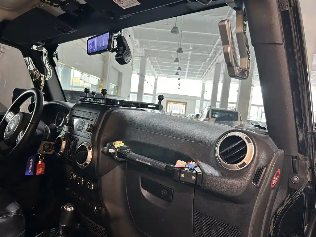 Jeep Wrangler 2019 — фото 10